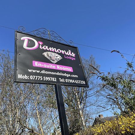 Diamonds Lodge Near York Hospital Eksteriør bilde