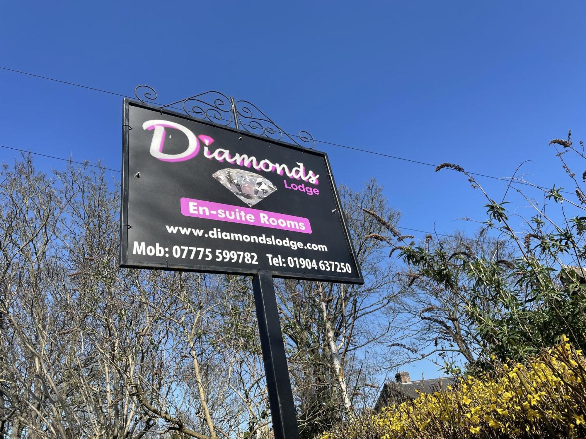 Diamonds Lodge Near York Hospital Eksteriør bilde